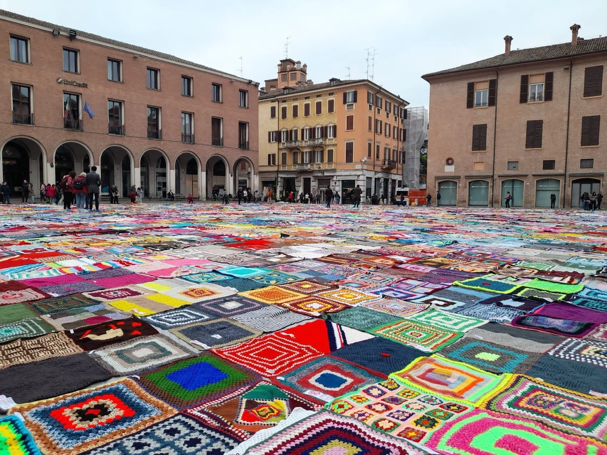 Foto della piazza di modena ricoperta dall'installazione Viva Vittoria